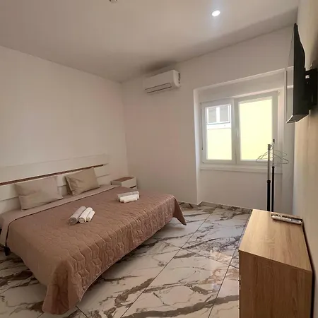 Hostal The Vault